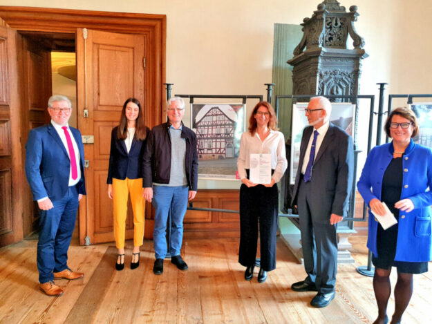 Haben Grund zur Freude (v. li.): Schwalmstadts Erster Stadtrat Lothar Ditter, Rosalie Raasch, Georg Schlamann (Eigentümer), Martina Raasch (Besitzerin), Prof. Manfred Gerner (Präsident der Arbeitsgemeinschaft Deutsche Fachwerkstädte) und Maren Sommer-Frohms (Geschäftsführendes Vorstandsmitglied). Foto: Laura Plugge | nh