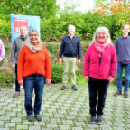 Einige der Kandidat*innen nahmen Aufstellung fürs Foto (v.li,): Helga Dickhaut, Daniel Diebel, Guido Hahn, Beatrice Appenroth, Reinhold Kuchler, Ortsvorsteherin Christel Östreich, Linus Dietrich und Ortsvereinsvorsitzender Patrick Gebauer. Foto: SPD Treysa