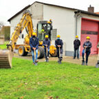 Planer, Kommunalvertreter, Bau- und Feuerwehrleute haben sich zum ersten Spatenstich fürs Gruppenfoto versammelt. Foto: Gemeinde Willingshausen