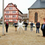 Freuen sich über den neuen Stern in Ziegenhain (v. li.): Christian Schlein, Gabriele Franke und Bernd Völker vom Arbeitskreis Festung sowie Heiko Gringel (Gringel Bau + Plan GmbH), Christian Bischoff (Heidelmann GmbH), Dirk Siemon (Kreissparkasse Schwalm-Eder) und Schwalmstadts Bürgermeister Stefan Pinhard. Foto: Beckmann | Stadt Schwalmstadt