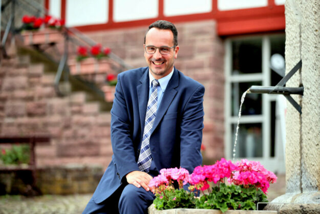 Bürgermeister Michael Köhler freut sich als Vorsitzender des Hessischen Heilbäderverbandes über die Anhebung des „Bäderpfennigs“. Foto: Heiko Rohde | Bad Zwesten