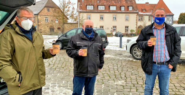 Wer auf dem Paradeplatz einen Weihnachtsbaum aufstellt, darf sich auch an einer Tasse Kaffee erfreuen. Foto: FREIE WÄHLER