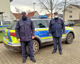 Unterwegs im freiwilligen Polizeidienst Stephan Reichert (li.) und Gregor Schnupp unterstützen als Freiwillige Polizeihelfer Kommune und Polizei. Foto: Stadt Gudensberg