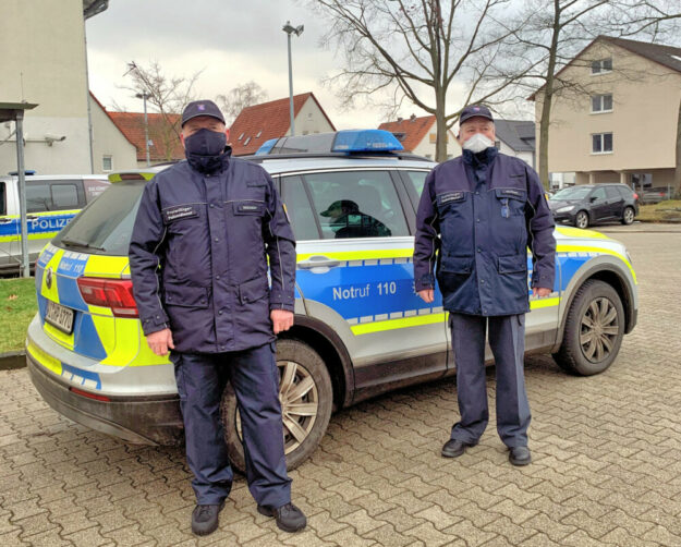 Unterwegs im freiwilligen Polizeidienst Stephan Reichert (li.) und Gregor Schnupp unterstützen als Freiwillige Polizeihelfer Kommune und Polizei. Foto: Stadt Gudensberg