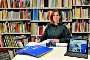 Die neue Kultur- und Partnerschaftsbeauftragte des Schwalm-Eder-Kreises Marina Saurwein. Foto: Julian Klagholz | Kreisverwaltung Schwalm-Eder