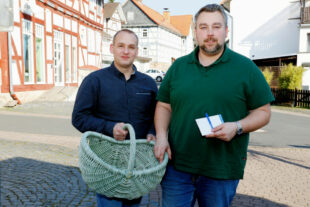 Kein Klinkenputzen! André Teumer-Weißenborn (li.) und Dominik Leyh tragen ihre Wahlkampf-Flyer dieses Mal nicht selbst von Haus zu Haus. Foto: CDU