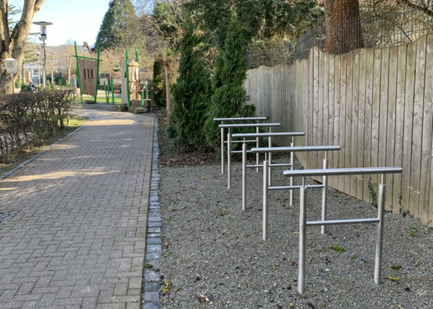 Fünf neue Fahrradständer im Gudensberger Stadtpark. Foto: nh