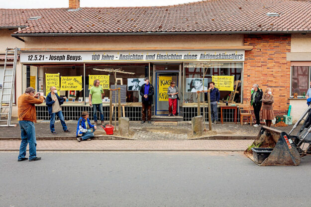 Die frühere Bäckerei Dittschar ist auf dem Weg zu einem neuen Kulturort im Malerdorf – zum Auftakt spendierte der Förderverein Kulturlandschaft Schwalm dem Projekt zwei Beuys-Bäume. Foto: Roswitha Bechtel