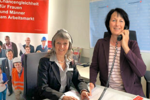 Beraten beim hessenweiten Telefonaktions-Tag: Die Beauftragten für Chancengleichheit am Arbeitsmarkt, Bärbel Kesper (re.) und Kerstin Wickert-Strippel (li.). Fotos: Agentur für Arbeit, Korbach