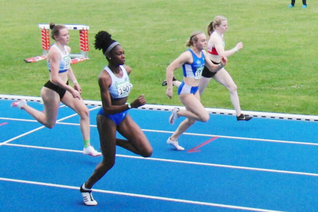 Zehn Meter vor dem Ziel liegt Vivian Groppe im 100m-Lauf auf gleicher Höhe wie Holly Okuku (11,98) und Fabienne Fliedner (12,07). Auf Rang vier läuft die zweite der deutschen U18-Meisterschaften über 200 Meter, Helen Baumgarten (12,19). Foto: nh
