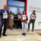 Das Gudensberger Mitmach-Heft für Grundschüler „Hagdan, der Chattenkrieger“ ist druckfrisch erschienen und wurde vorgestellt von (v.li.): Bürgermeister Frank Börner, Petra Winter (Förderverein), Ingo Seifert-Rösing (Stadt Gudensberg), Monika Maiwald (Konrektorin) und Christiane Borgolte (Rektorin). Foto: nh