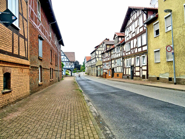 Nicht immer ist die westliche Kasseler Straße so leer, sie ist sogar die am stärksten befahrene Straße im Gudensberger Zentrum. Foto: Sweco