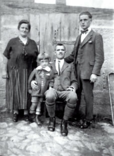 Adam Schenk mit Familie (v.li.): Gertrud Schenk, Sohn Heinrich Schenk, Adam Schenk und Sohn Willy Schenk Ende der 1920er Jahre. Quelle: Privat Raimund Schenk