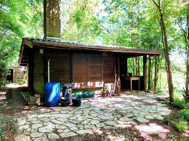 Die Gartenterrasse aus Natursteinen – ein idealer Ort für sommerliche Treffen. Foto: Uwe Dittmer