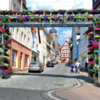 Um das schöne Entree in die Westheimer Straße auch künftig floral ausschmücken zu können, sucht die Stadt weiterhin nach Sponsor:innen für das Blumentor. Foto: Samuel Geselle