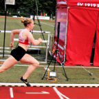 Vorbildliche Haltung von Vivian Groppe im Lauf über die Ziellinie, bei dem sie den Stadionrekord auf 24,77 Sekunden verbessern konnte. Foto: nh