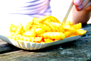 Goldgelb und lecker: Die kleine Portion Pommes ohne Ketchup oder Mayo; nackte Fritten. Foto: Gerald Schmidtkunz