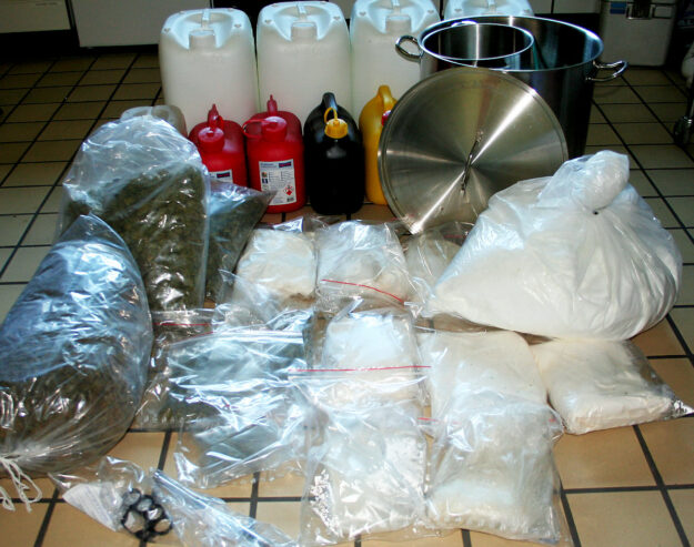 Eine Szene wie aus der US-Drogenserie „Breaking Bad“: Die sichergestellten Betäubungsmittel und Utensilien. Foto: Polizei