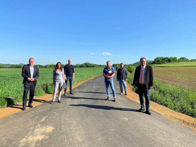 Zum Ortstermin in Obervorschütz trafen sich (v.li.): Bürgermeister Frank Börner; Tatjana GrauBecker, Fachbereichsleiterin Wirtschaftsförderung Schwalm-Eder-Kreis; Marius Bee, Bauleiter der Firma Heinrich Nolte GmbH, Warburg; Jürgen Hempeler, Bauverwaltung der Stadt Gudensberg; Nolte-Geschäftsführer Gerd Groppe und Landrat Winfried Becker. Foto: Kreisverwaltung Schwalm-Eder