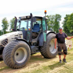 Ralf Schminke von der Fa. Klei Landschaftsbau aus Baunatal zeigt, dass die Zinken des Rechens das Erdreich der Grünflächen des Gudensberger Weinbergstadions bis zu 25 cm auflockern. Foto: nh