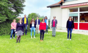 Von links: Silvia Roggow (Leiterin Kindertagesstätte „Storchennest“), Pfarrerin in Willingshausen/Merzhausen Katharina Betz, Bürgermeister Heinrich Vesper, Verwaltungsmitarbeiterin Anna-Lena Todt, Amtsleiterin Daniela Walther, Claudia Schmidt (Leiterin des ev. Kindergartens in Merzhausen), Verwaltungsmitarbeiterin Claudia Ide, Frau Schilderoth (Leiterin der „Kleinen Strolche“), Michaela Wagenführ (Leiterin der „Schwälmer Zwerge“). Foto: Gemeinde Willingshausen