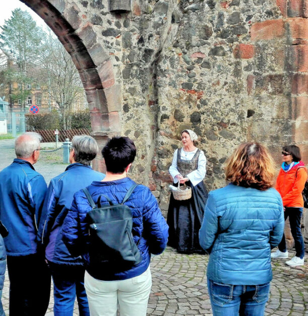 Auf Stadtrundgang mit Kunigunde. Foto: Schwalm-Touristik