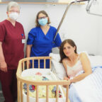 Sabine Schmiedl-Henning (Kinderkrankenschwester/Stationsleitung), Katja Harnischfeger (Chefärztin Gynäkologie und Geburtshilfe) und Natalie Heller mit Tochter Hannah Luisa (v.li.). Foto: nh