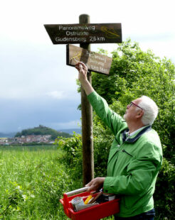 Werkzeug, wie Astschere, Pinsel und Bürste, hat der Wegewart immer in seiner roten Kiste dabei. Foto: nh