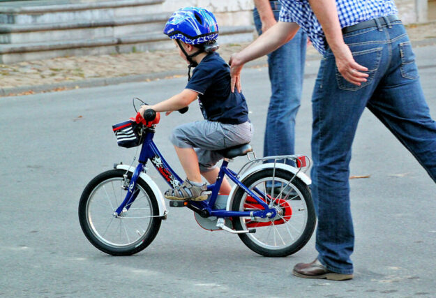 So sieht für viele Kinder der Start ins Radlerleben aus. Besser ist es aber zu warten, bis die Kleinen wenigsten neun Jahre alt sind. Dann können sie auch von der Polizei geschult werden. Foto: nh
