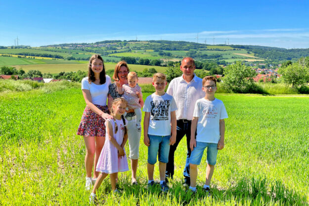 Bürgermeisterkandidat André Teumer-Weißenborn mit seiner Familie. Foto: nh