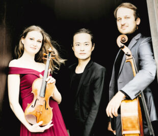 Das Trio Marvin sind Dasol Kim am Klavier, Marina Graumann mit der Violine und Marius Urba am Cello. Foto: Zuzanna Specjal