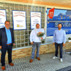 Bürgermeister Marian Knauff (li.) und der Stadtverordnete Luca Fritsch (re.) freuen sich mit Stefan Dörfling über die Aktivierung des ehemaligen Lebensmittelmarktes im Ortskern von Seigertshausen. Foto: nh