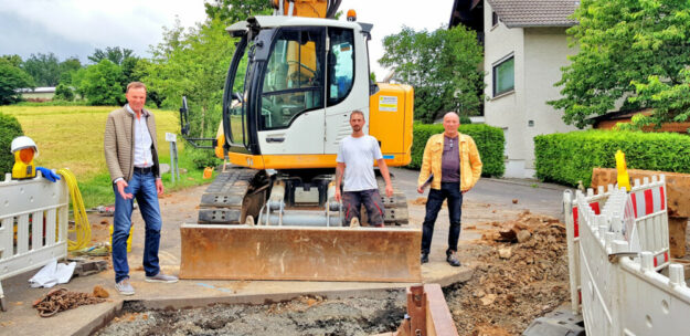 Bürgermeister Heinrich Vesper, örtlicher Bauleiter Nino Klug und Bauamtsleiter Peter Wahl (v.li.). Foto: Gemeinde Willingshausen