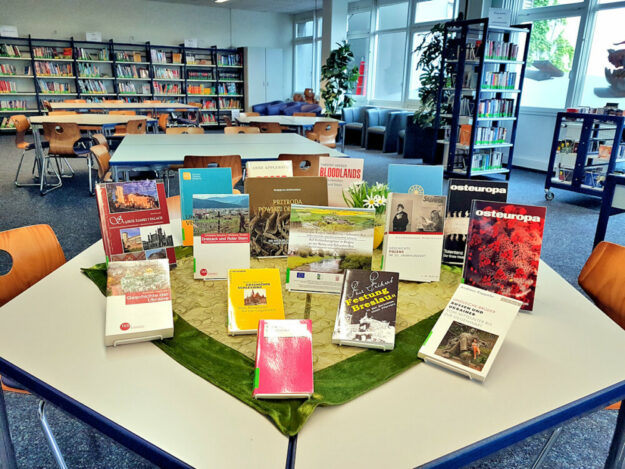 Interessanter Lesestoff: Literatur zur Geschichte der Gudensberger Partnerstädte und ihrer Regionen. Foto: nh