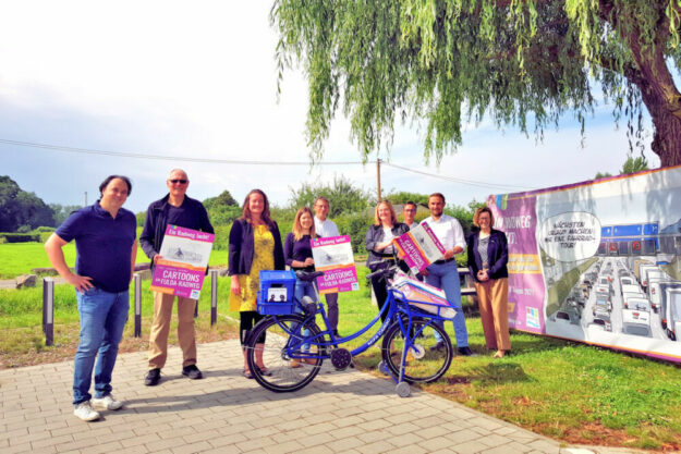 Eröffnung der Cartoon-Ausstellung am Fernradweg R1 (v.li.): Martin Sonntag (Caricatura), Michael Fubel (DIVA Werbung), Ellen Kabelitz (Projektmanagerin), Franziska Siboto (Hann.Münden Marketing), Hubert Henselmann (Kassel Marketing), Nancy Konradt (Erlebnisregion Mittleres Fuldatal, Martin Gronemann (Gemeinde Fuldatal), Kai Georg Bachmann (Zweckverband Raum Kassel) und Ute Schulte (Regionalmanagement). Foto: Regionalmanagement Nordhessen