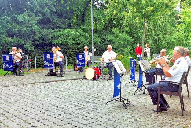 Das Foto zeigt die Volkstümliche Besetzung des Landespolizeiorchesters Hessen vor einer Senioreneinrichtung in Frankfurt. Foto: nh