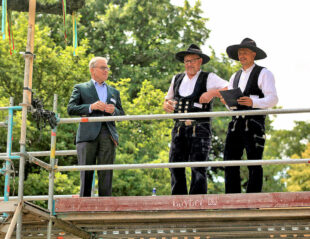 Bauherr Michael Gerst (links), Polier Arne Kloth (Mitte) und Zimmermeister Lennart Eisenberg (rechts) beim traditionellen Richtspruch. Foto: A. Weber | Hessen Forst