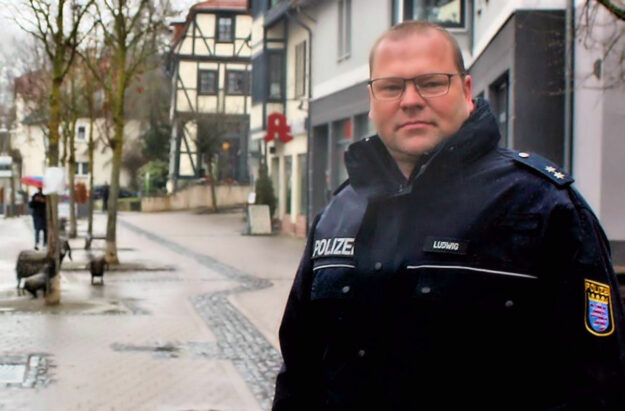 Polizeioberkommissar (POK) Heiko Ludwig von der Polizeistation Fritzlar ist der „Schutzmann vor Ort“ für Gudensberg. Foto: nh