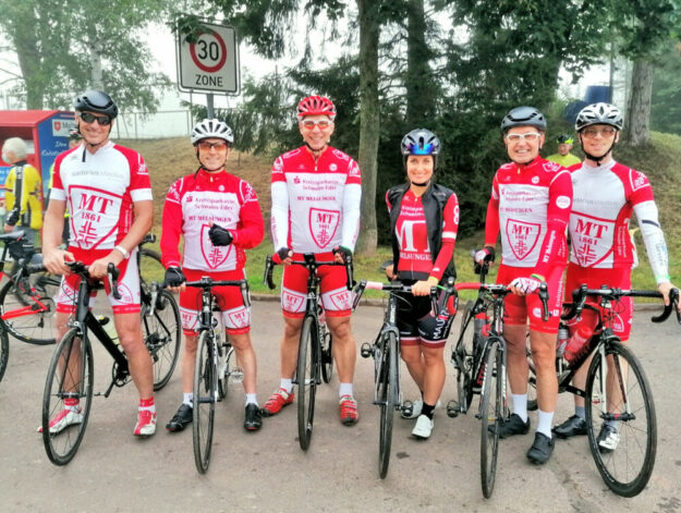 Mit guter Laune beim Rhöhn-Radmarathon in Bimbach am Start (v.li.): Ulrich Bachmann, Jens Schneider, Detlef Riehl, Christina Lechner, Dieter Vaupel und Christian Sippel. Foto: MT Melsungen