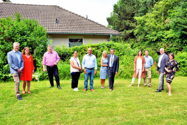 Karina und Stefan Sippel (6. u. 7. v.li.) zusammen mit Neuzugängen aus dem abgelaufenen Lionsjahr: Michael Pfeiffer und Ehefrau Karina Reinhard-Pfeiffer, Mark Weinmeister, Manjot und Ragvinder Dhalival, Maaren Sattler-Kreger mit Ehemann Alexander Kreger, Dr. Carsten Heyner mit Ehefrau Kirsten (v.li.). Foto: Björn Schönewald