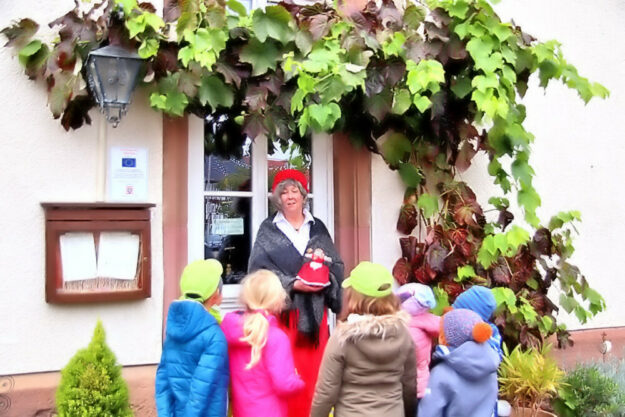 Rotkäppchens Großmutter hat den Kindern viel zu erzählen. Foto: Märchenerzählerin – Schwalm-Touristik e.V..