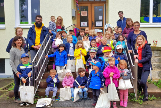 Hatten Grund zum Feiern: die Kinder und Mitarbeiter der Kita Spatzennest in Trutzhain. Foto: nh