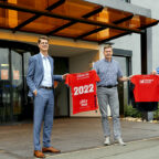 Lukas Tauschwitz, FingerHaus Marketing-Leitung, Axel Geerken, MT-Vorstand, und Thomas Ochse, FingerHaus Sponsoring, besiegeln die Fortsetzung der Partnerschaft „Weiß auf Rot“. Foto: FingerHaus