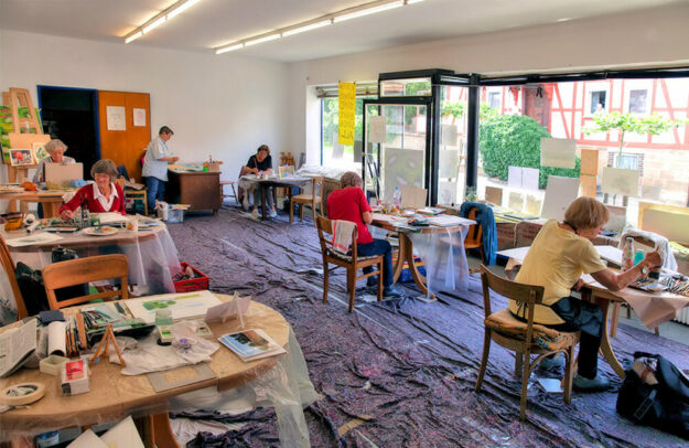 Kursteilnehmerinnen der Malschule Willingshausen beim aktuellen Sommerkurs in der Neustädter Sieben, vormals Bäckerei Dittschar. Foto Anna Grimmel