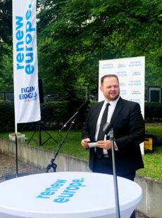 Unter freiem Himmel im Bergbaumuseum stand der EU Abgeordnete Engin Eroglu den Gästen Rede und Antwort über das Gebilde Europa. Foto: FREIE WÄHLER