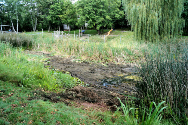 Schon im vorigen August zeichnete sich ab, dass ein unsachgemäßer Verschluss des Ablaufs die Teichanlage trockenfallen lässt. Foto: Jörg Warlich