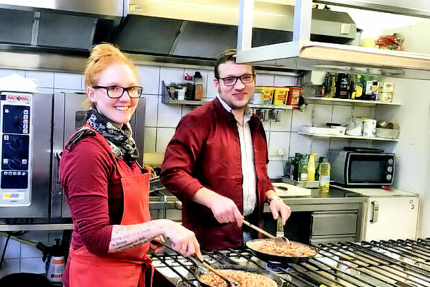 Am 22. Juli steht das Küchenteam vom Hotel Wettlaufer für die Wochenmarkt-Besucher am Herd. Von 16 bis 19 Uhr gibt es die gastronomischen Köstlichkeiten in ansprechend gestalteten Foodlounges. Foto: nh