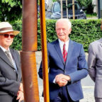 Blick auf die gebrochene Stele (v.li.): Volker Hayessen, Hans Hayo Hayessen und Dr. Dieter Vaupel. Foto: Rangar Heil