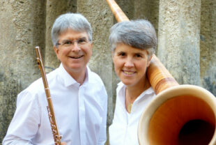 Kleine Flöte, großes Alphorn. Chai Min Werner und Johannes Hustedt sind das Duo Querhorn. Foto: nh