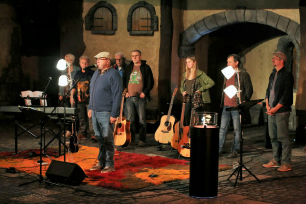 Ein Abend mit Wohnzimmer-Atmosphäre und Flokati-Flair auf der Gudensberger Open Stage. Foto: Rainer Sander